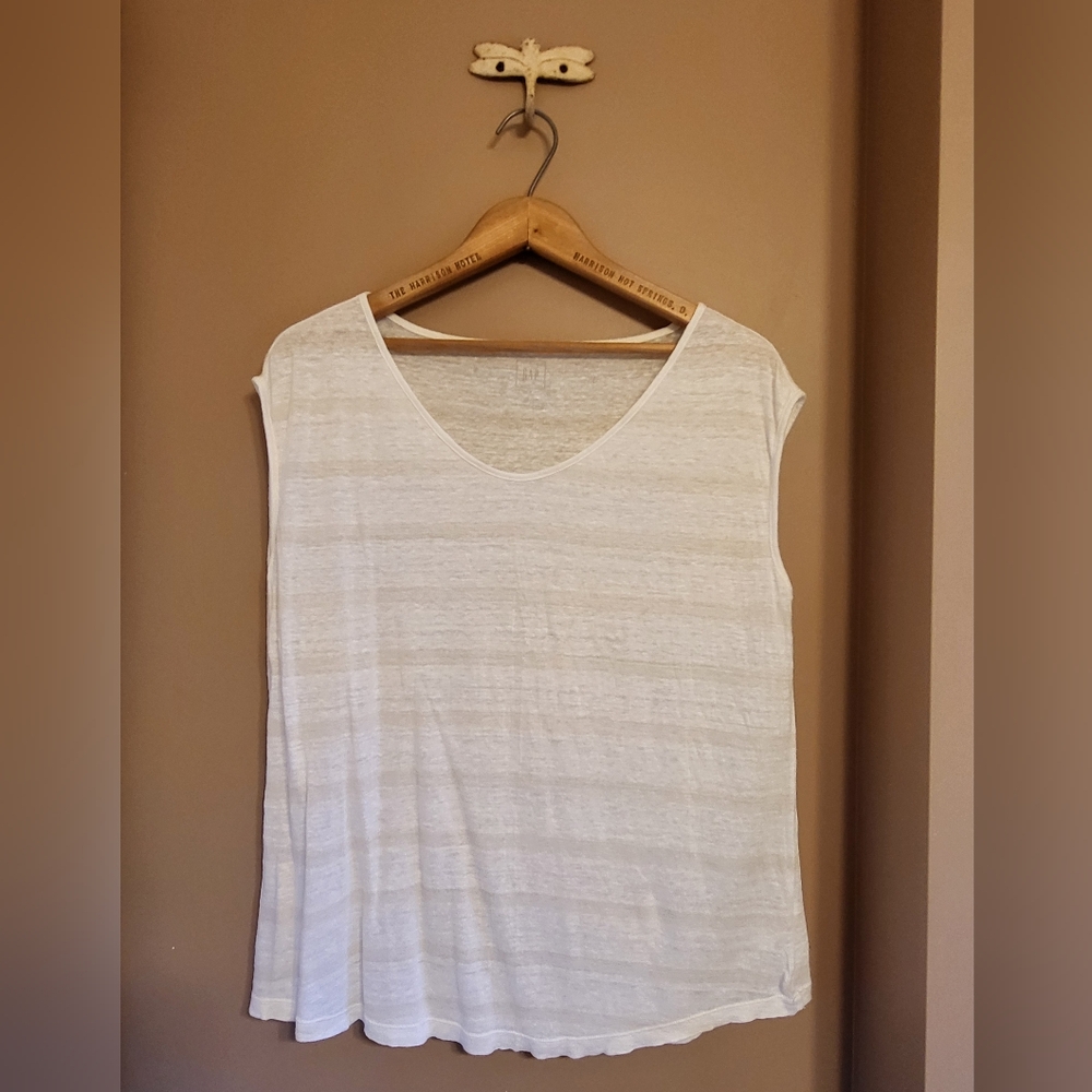 Gap. White linen knit tee w/ tan stripe and shallow v-neck. Med oversized
